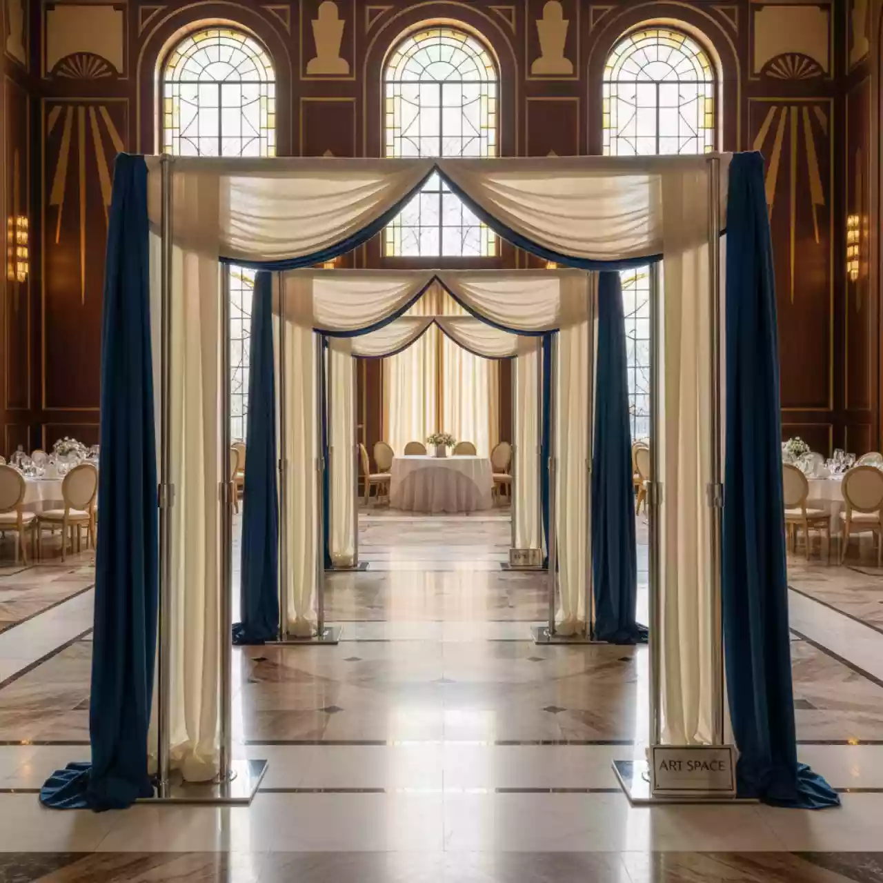 Аренда Стойки телескопические Solutions для тканевых ширм в Bridge Resort — ART SPACE