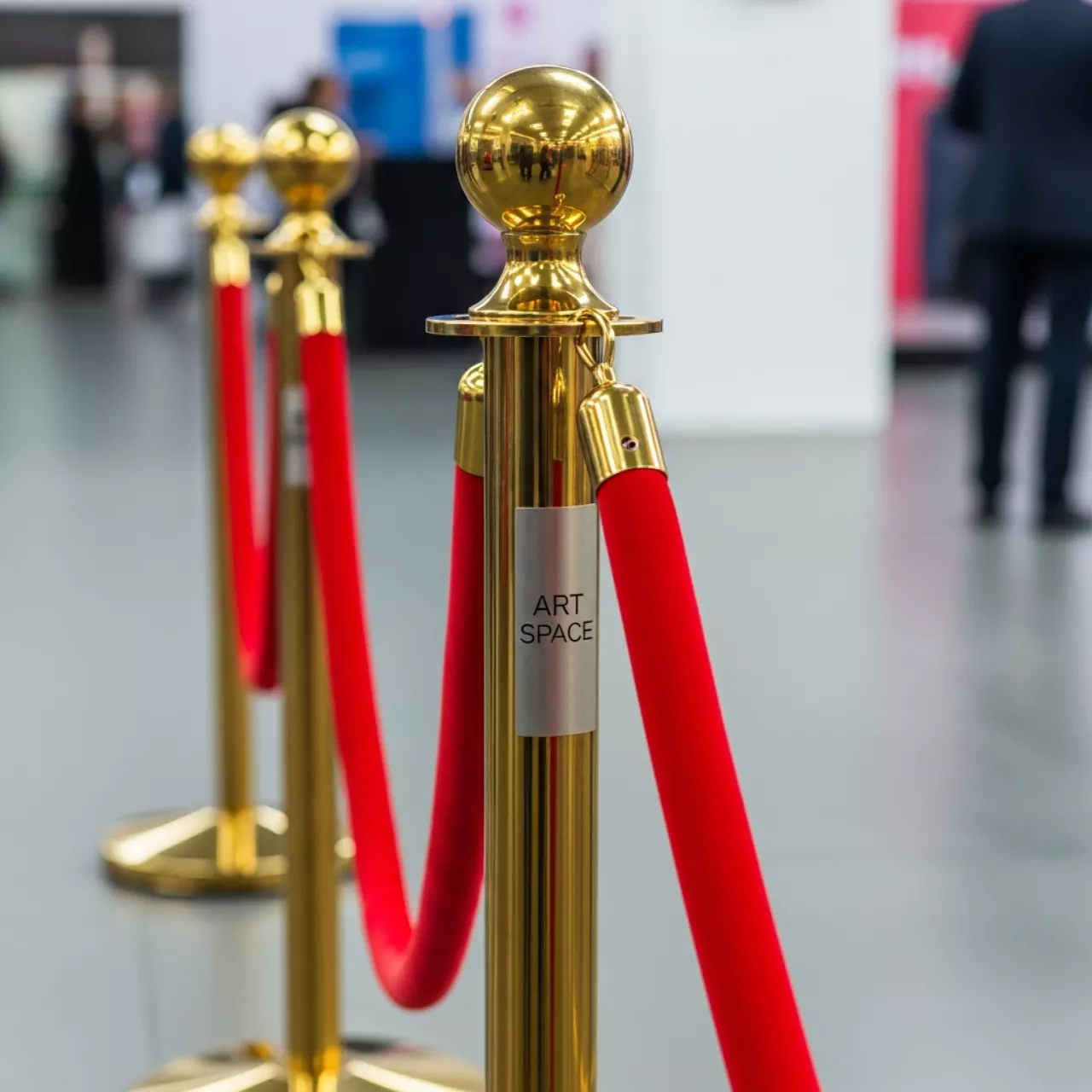Аренда Стойки золотые с красным канатом в комплексе Sea Galaxy — ART SPACE