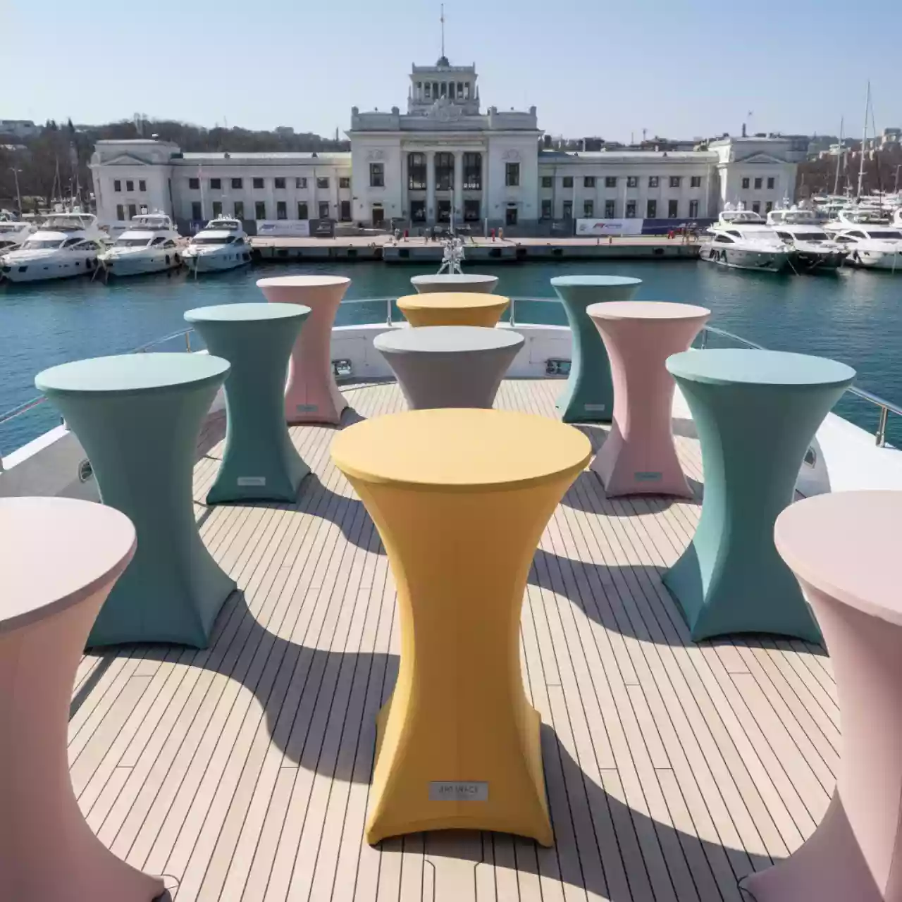 Аренда Стрейч чехлы цветные на коктейльный стол на VIP теплоходе (Морпорт Сочи) — ART SPACE