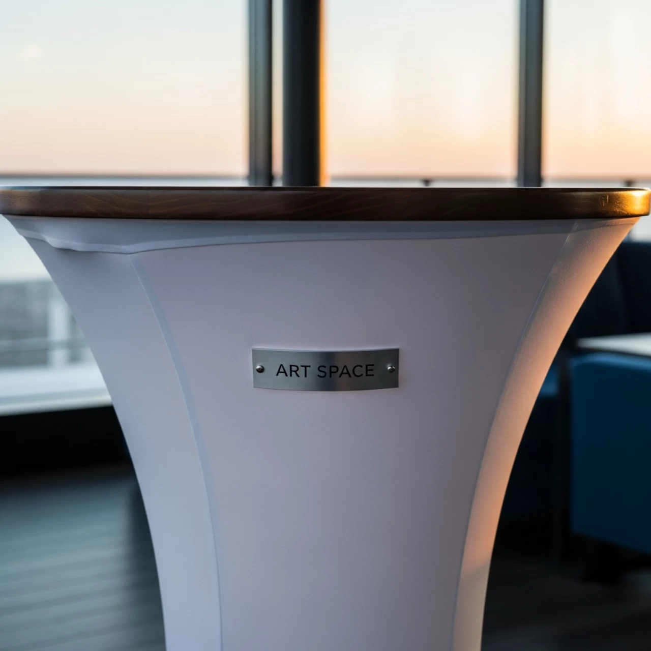 Аренда Стрейч чехол на коктейльный стол белый под накладку в ресторане «D.O.M» — ART SPACE