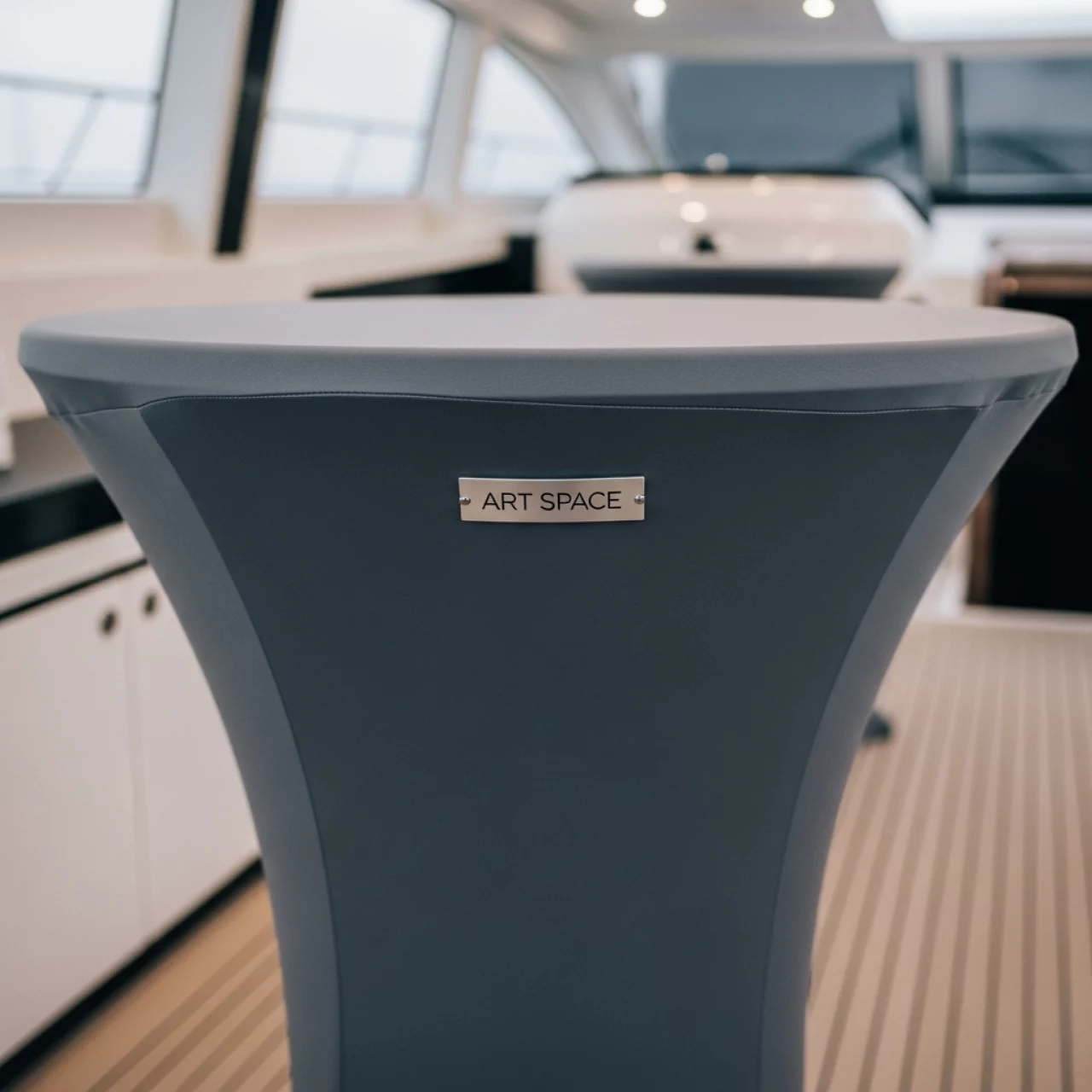 Аренда Стрейч чехол на коктейльный стол серый на VIP-яхте (Имеретинский порт) — ART SPACE