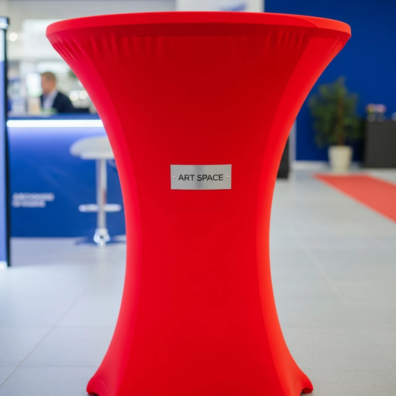 Аренда Стрейч чехол с юбкой для коктейльного стола 70 см красный в ледовом дворце «Роза Хутор» — ART SPACE