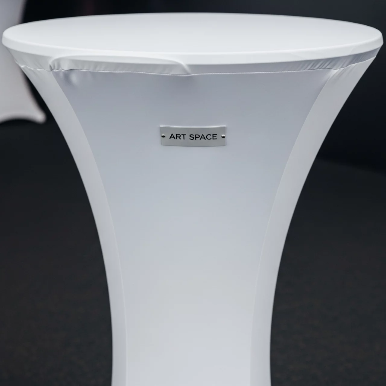 Аренда Стрейч скатерть для коктейльного стола белая в Panorama by Mercure — ART SPACE