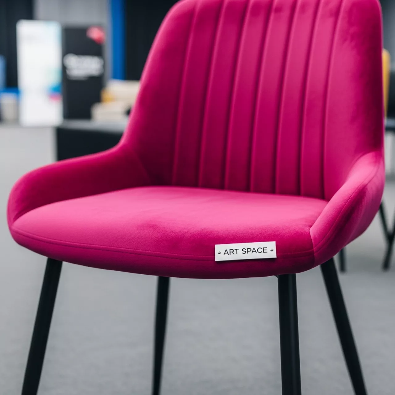 Аренда Стул Аронди бархатная подушка фуксия в Mercure Сочи Центр — ART SPACE