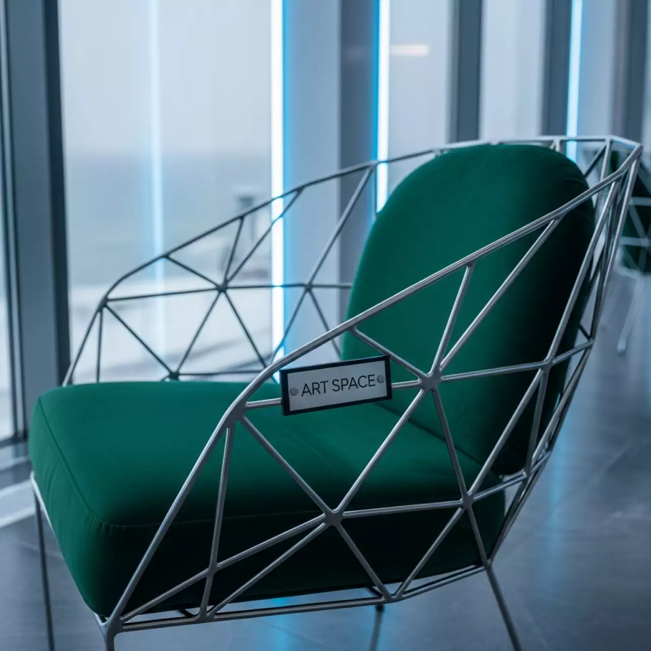 Аренда Стул Аронди с зеленой бархатной подушкой в City Park Hotel Sochi — ART SPACE