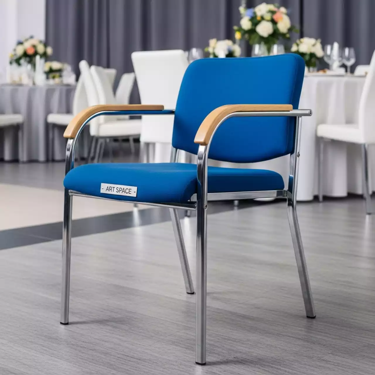 Аренда Стул Азия подлокотники бук корона синяя каркас серебро в Университете «Сириус» — ART SPACE