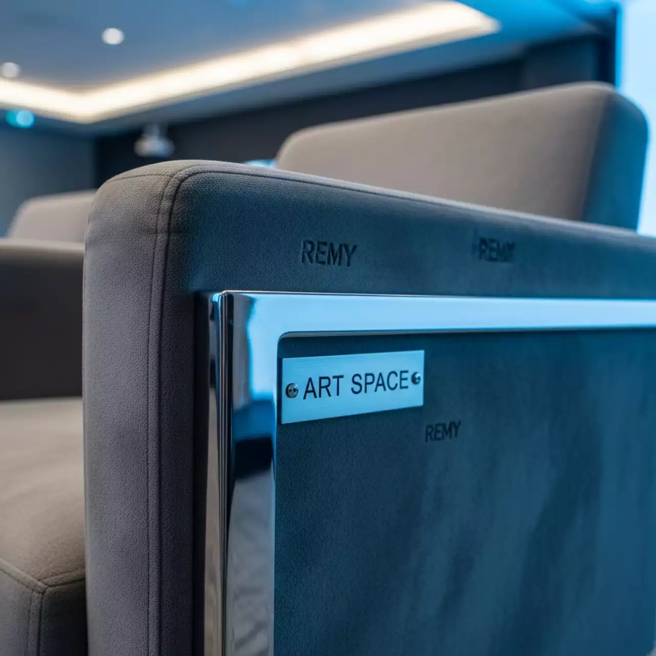 Аренда Стул Азия велюр Remy каркас серебро в Pullman Sochi Centre — ART SPACE