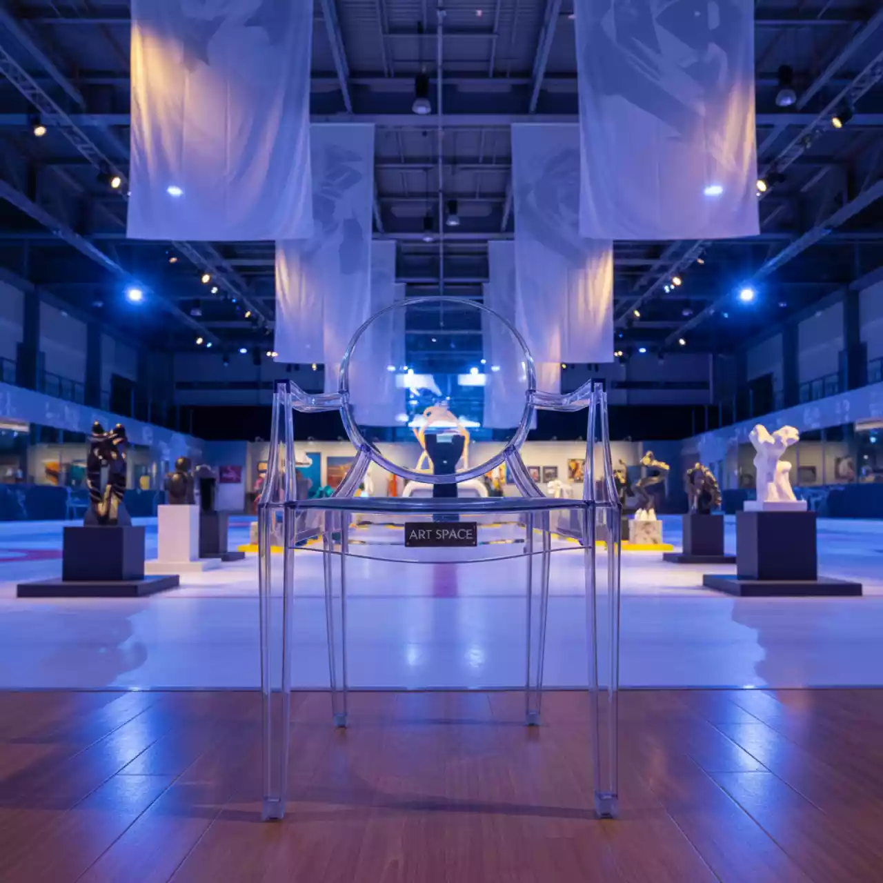 Аренда Стул банкетный Ghost прозрачный пластиковый в Керлинговом центре «Ледяной куб» — ART SPACE