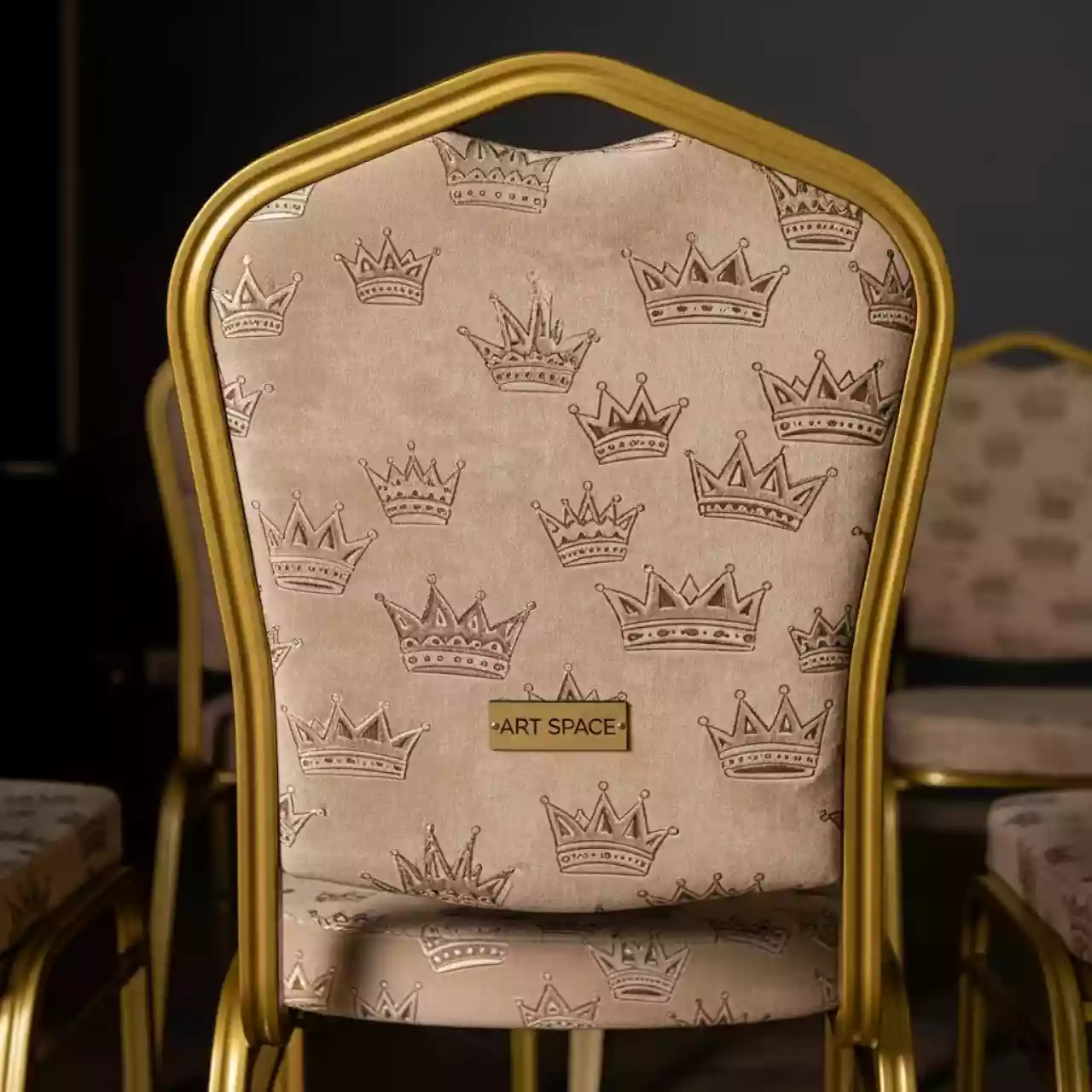 Аренда Стул банкетный Хит каркас золотой бежевая корона в ресторане «La Terrazza» — ART SPACE