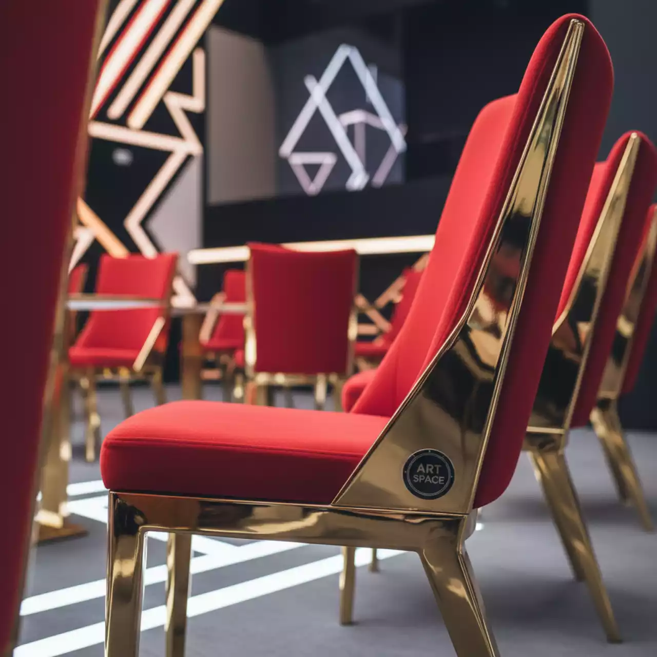 Аренда Стул банкетный S каркас золото красная ткань в Поляна 1389 Отель и Спа — ART SPACE