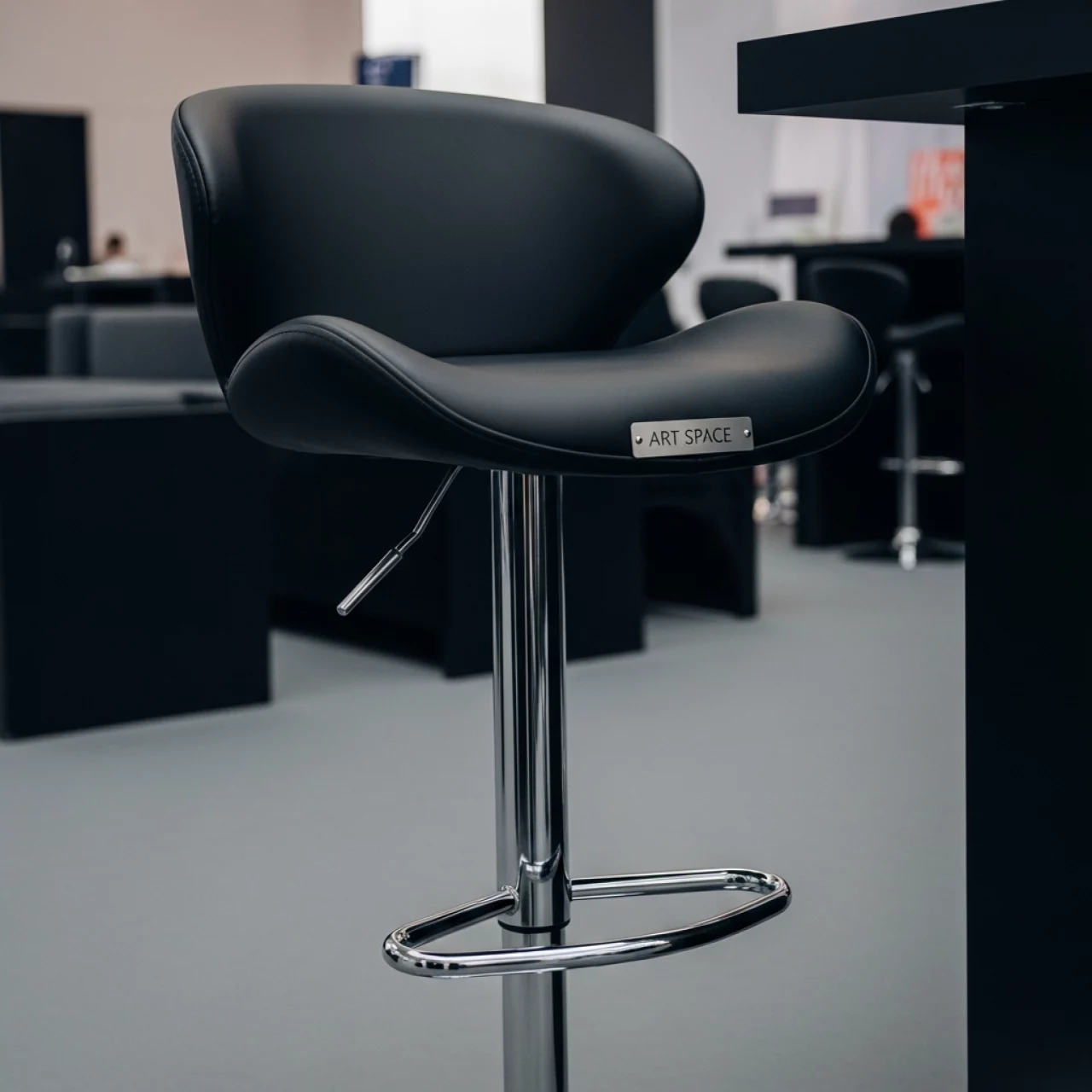 Аренда Стул барный черный экокожа Комфорт в Panorama by Mercure — ART SPACE
