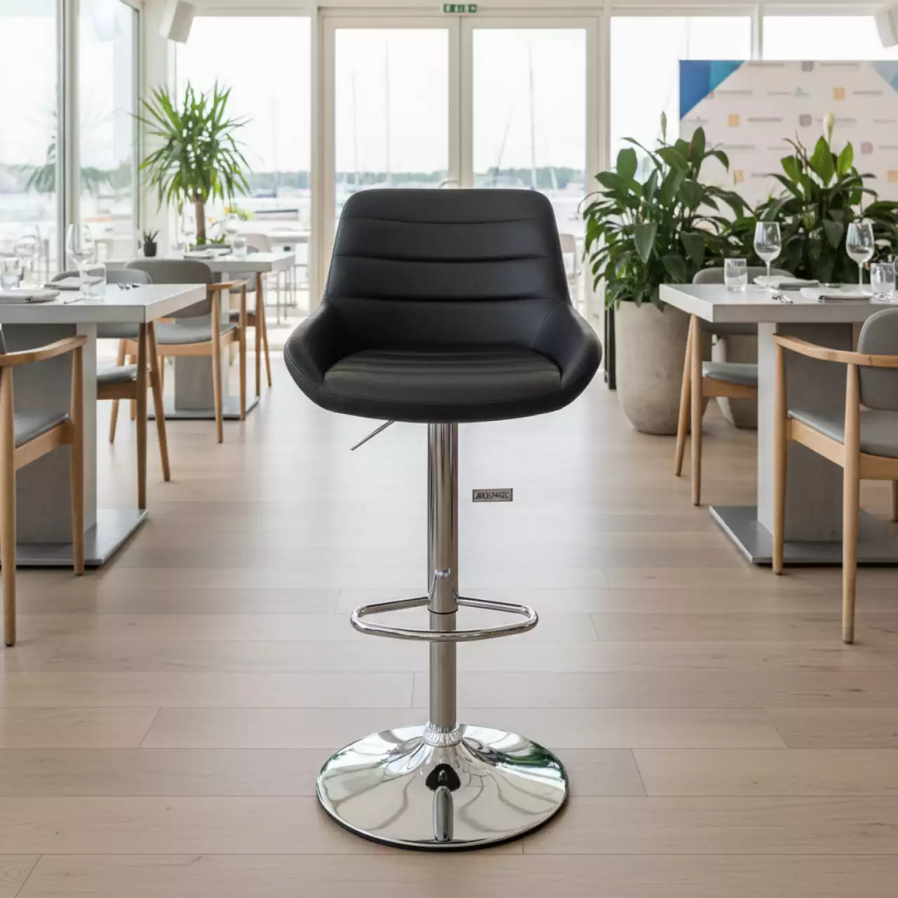 Аренда Стул барный для визажиста черный из экокожи BK в ресторане «Паруса» — ART SPACE