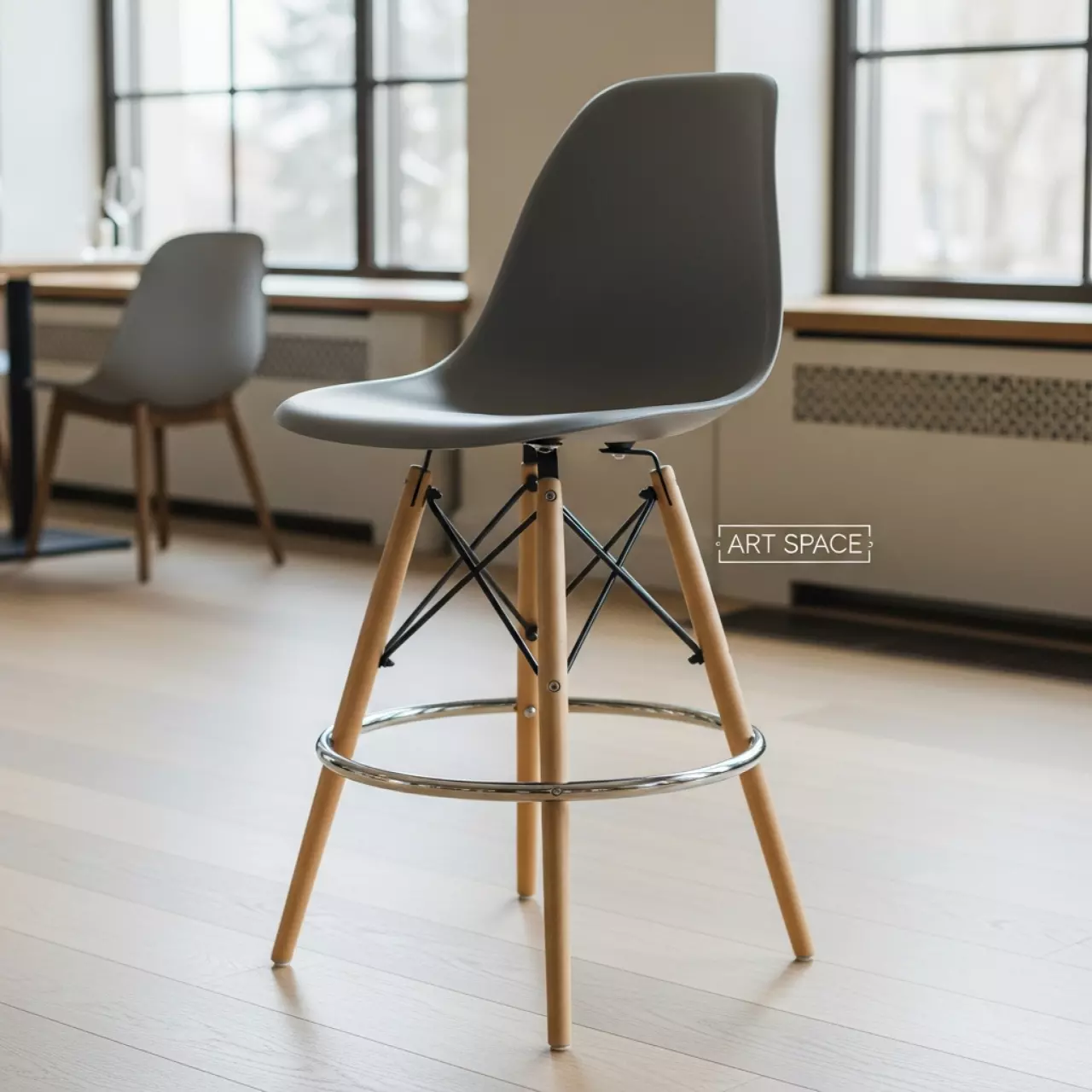 Аренда Стул барный Eames дымчатый в ресторане «Высота 5642» — ART SPACE