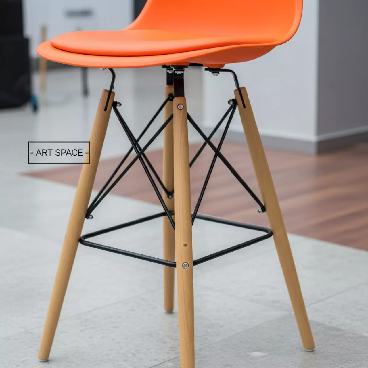 Аренда Стул барный Eames оранжевый в казино «Сочи» — ART SPACE