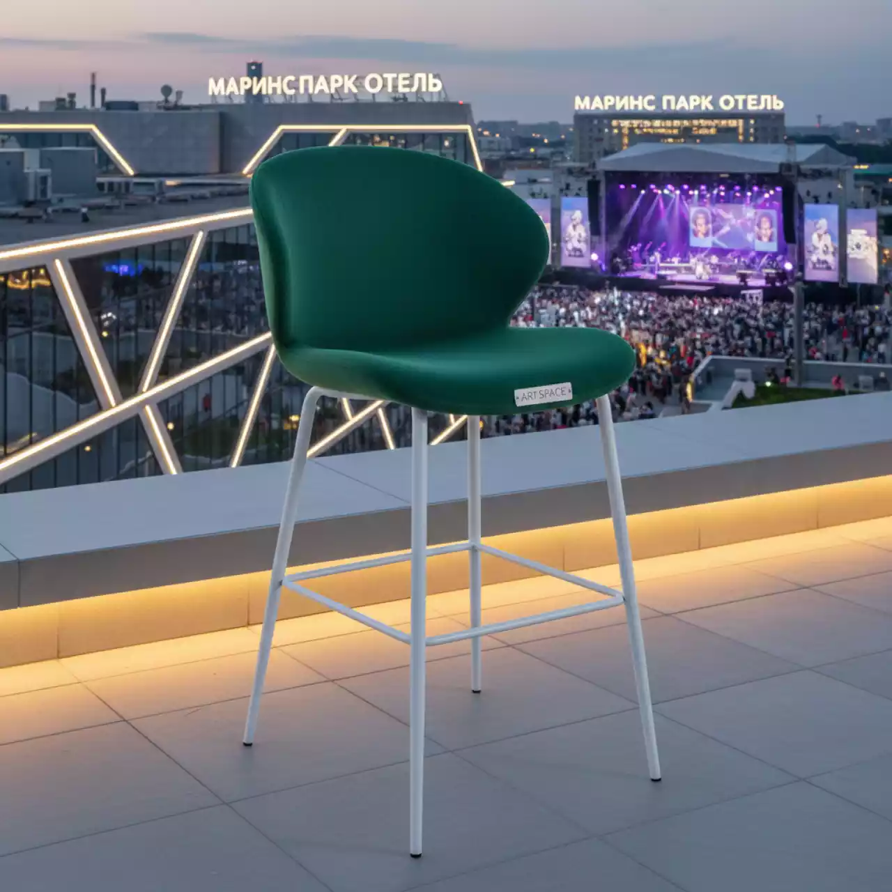 Аренда Стул барный Kongsberg велюр зеленый ножки белые в Маринс Парк Отеле — ART SPACE