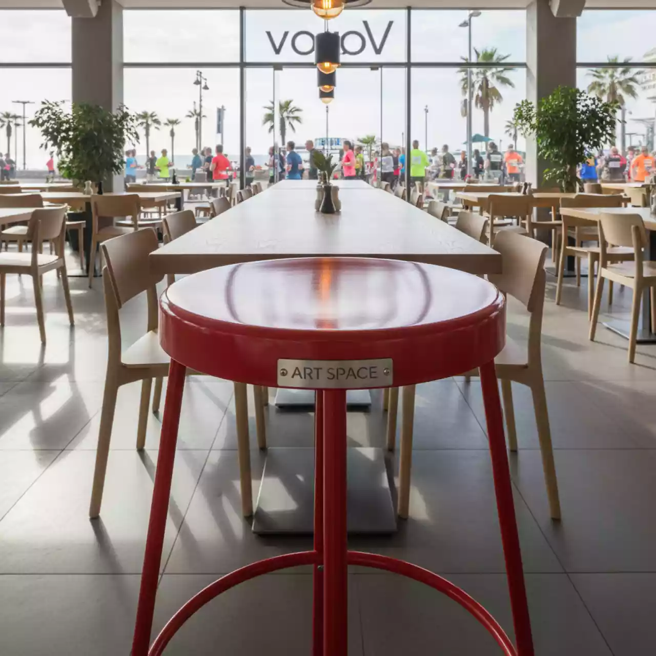 Аренда Стул барный красный металлический RD в ресторане «Voda» — ART SPACE