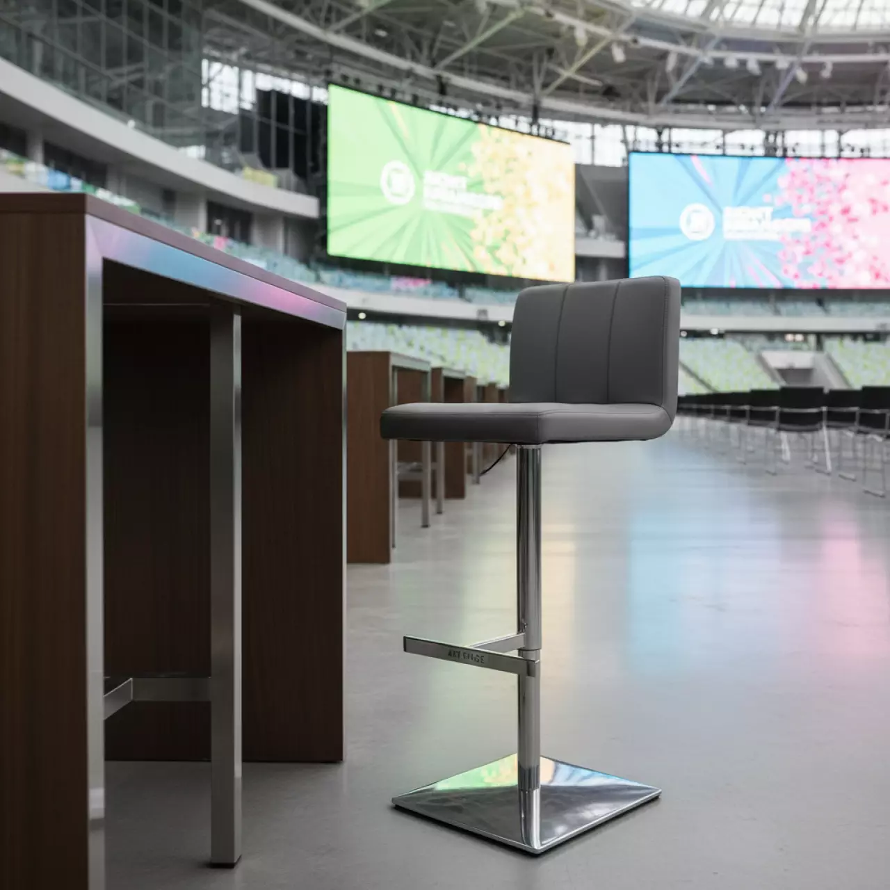 Аренда Стул барный Mobius Bar Square серый на арене «Фишт» — ART SPACE