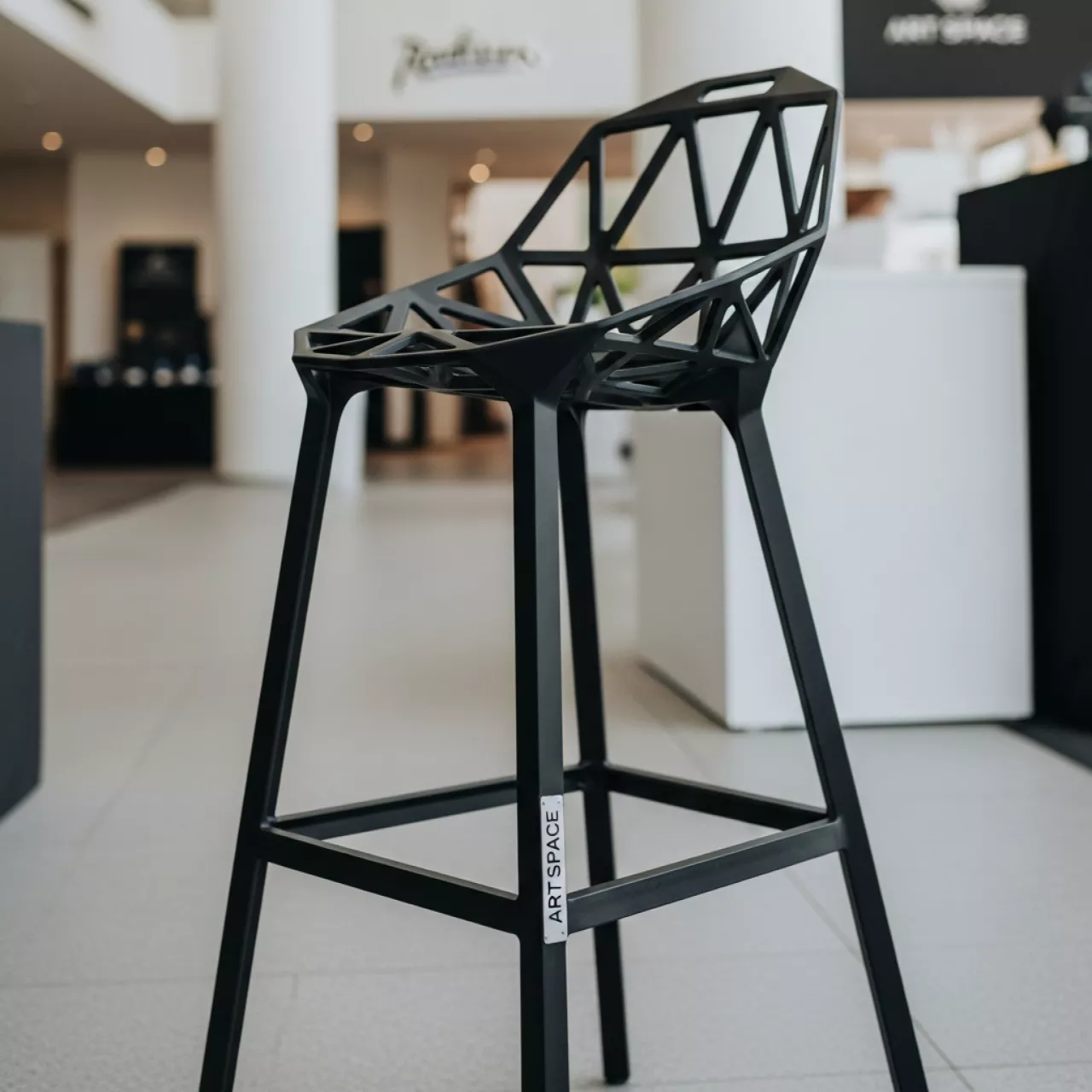 Аренда Стул барный One Black в Radisson Collection Paradise — ART SPACE