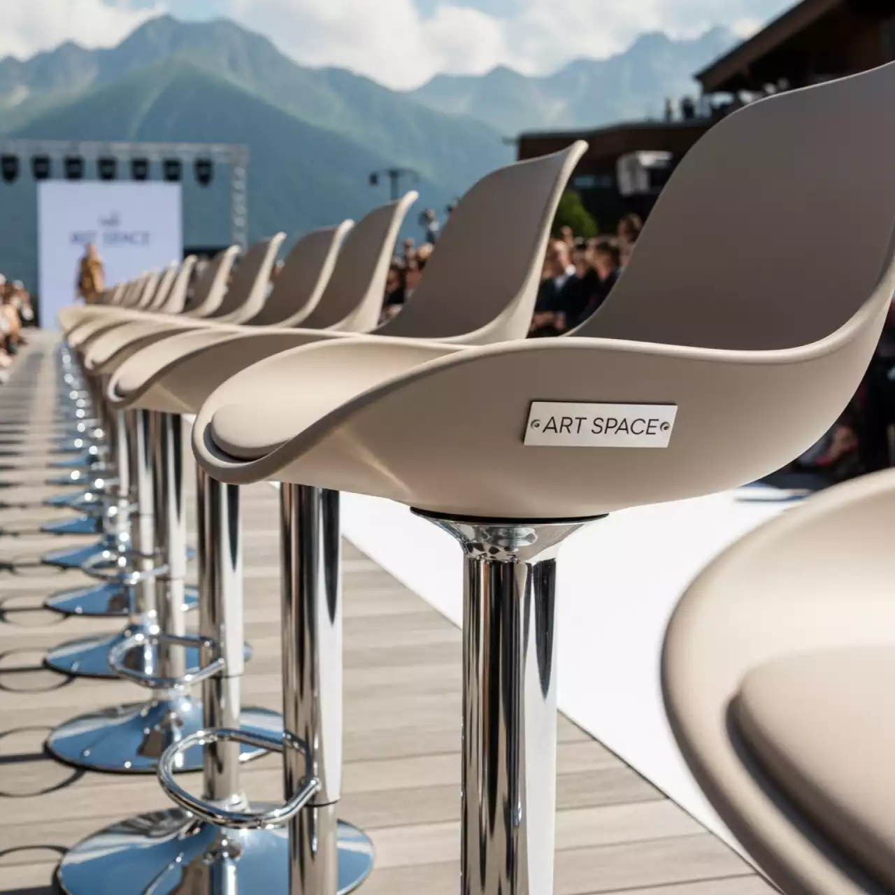 Аренда Стул барный пластиковый Wave хром лен в Rixos Krasnaya Polyana — ART SPACE