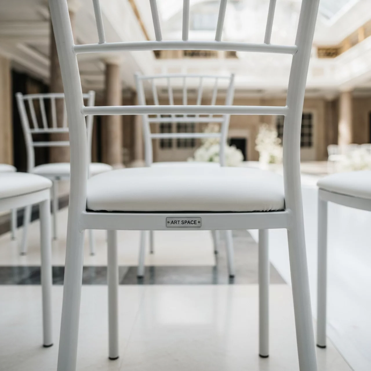 Аренда Стул белый белый каркас Sola в Imeretinskiy Hotel — ART SPACE