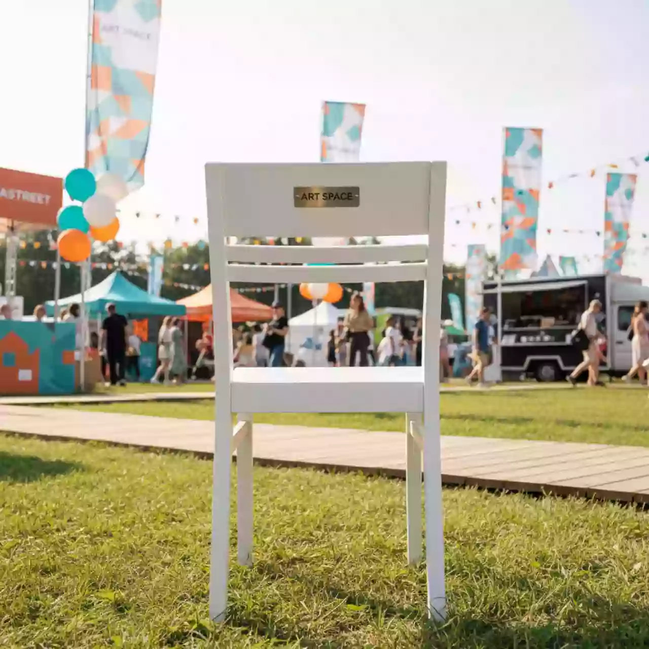 Аренда Стул белый деревянный Vilmar на Медальной площади — ART SPACE