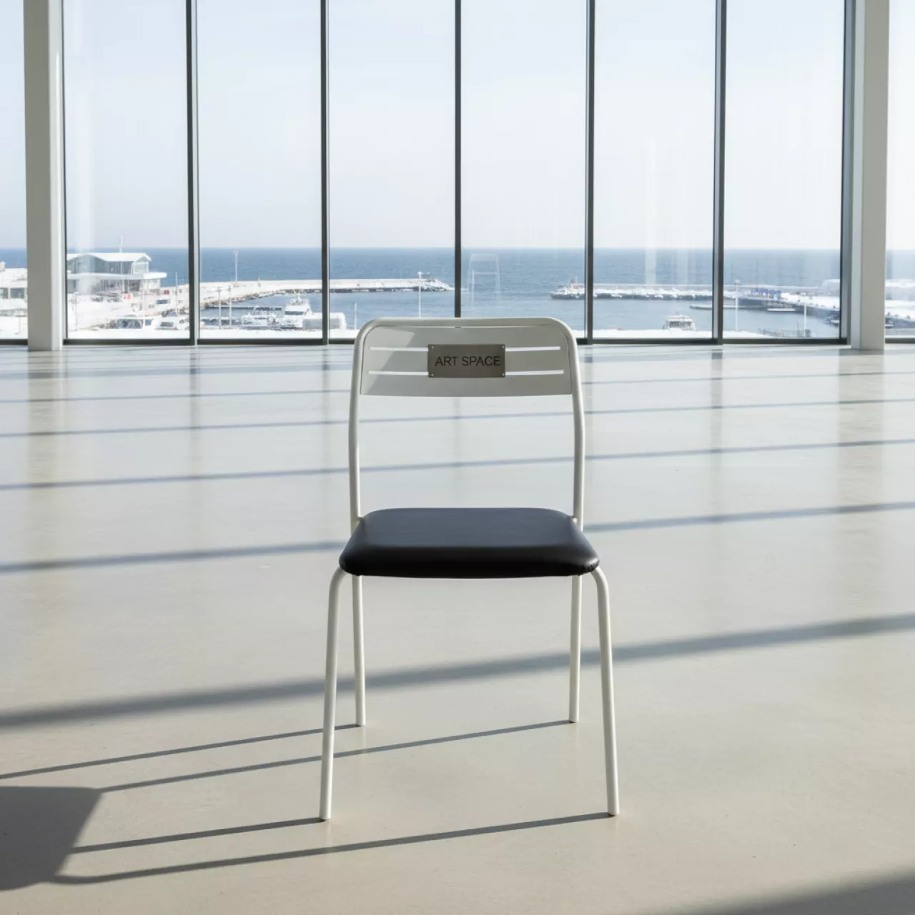 Аренда Стул белый экокожа черная Tolix Soft на территории Морпорта Сочи — ART SPACE