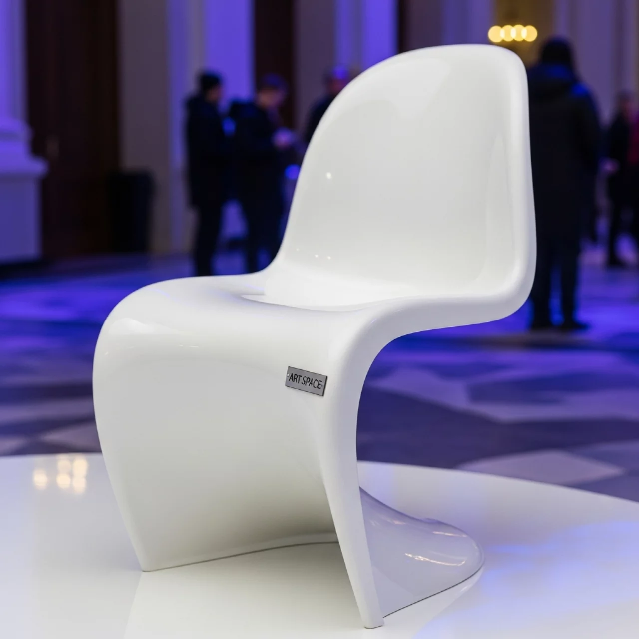 Аренда Стул белый глянцевый Panton Chair пластиковый в МФК «Горный» — ART SPACE