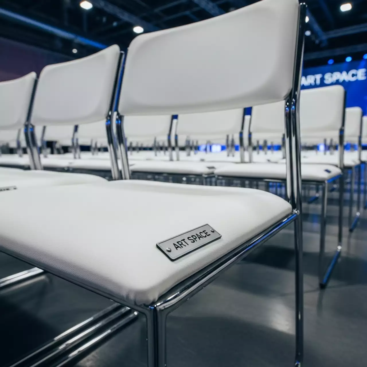 Аренда Стул белый хром Iso в Сочи Парк Отеле — ART SPACE