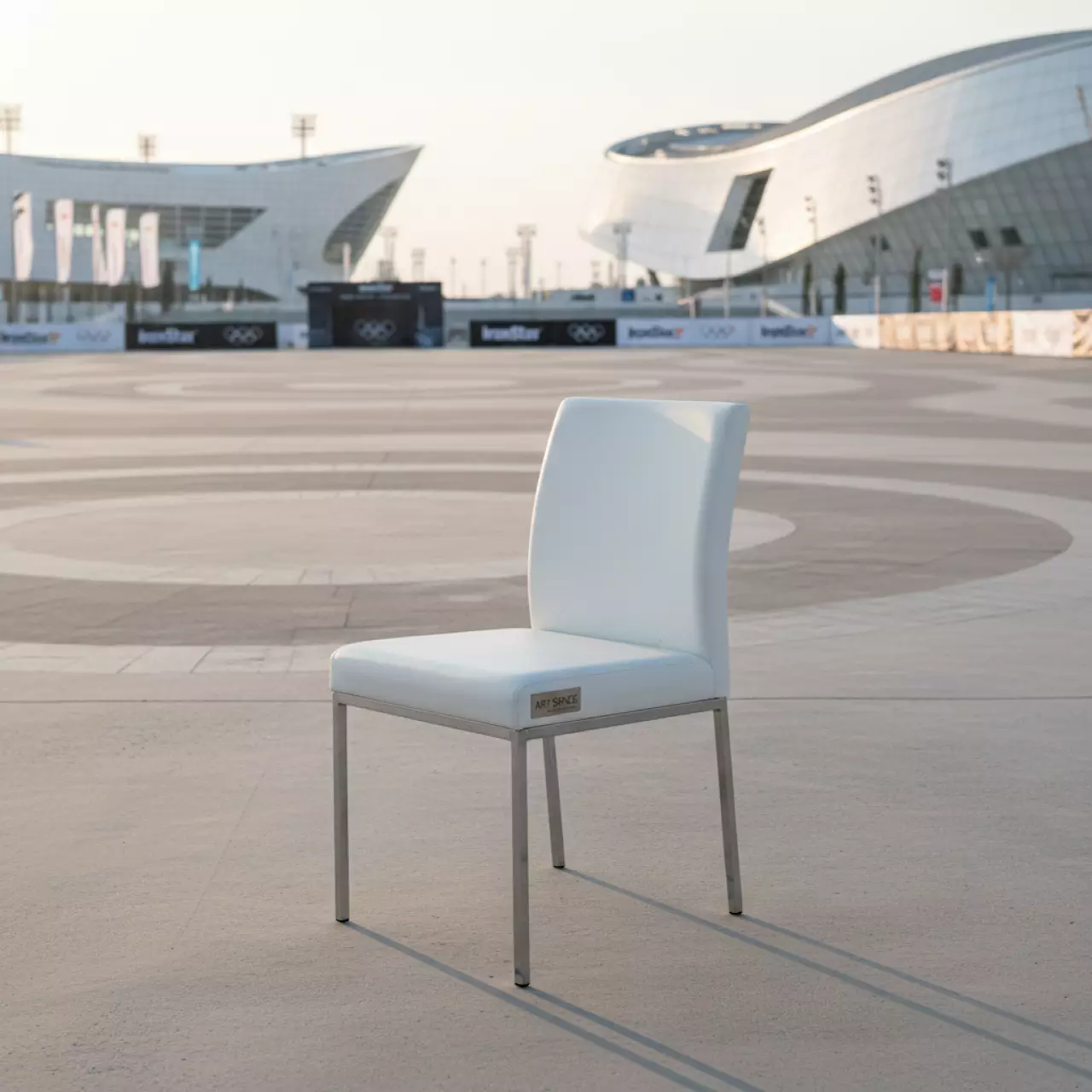 Аренда Стул белый из экокожи на Медальной площади — ART SPACE