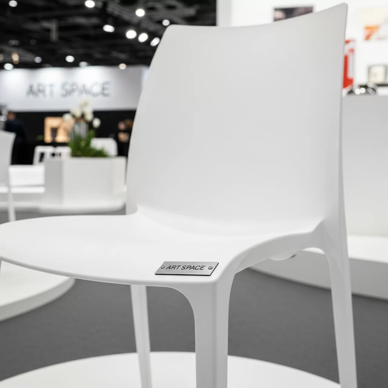 Аренда Стул белый Milano в конгресс-холле отеля Жемчужина — ART SPACE