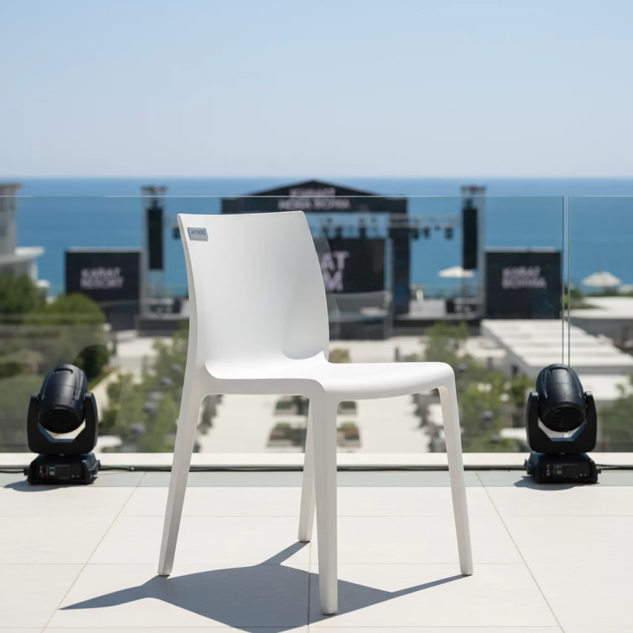 Аренда Стул белый пластик Фолд в Karat Resort — ART SPACE