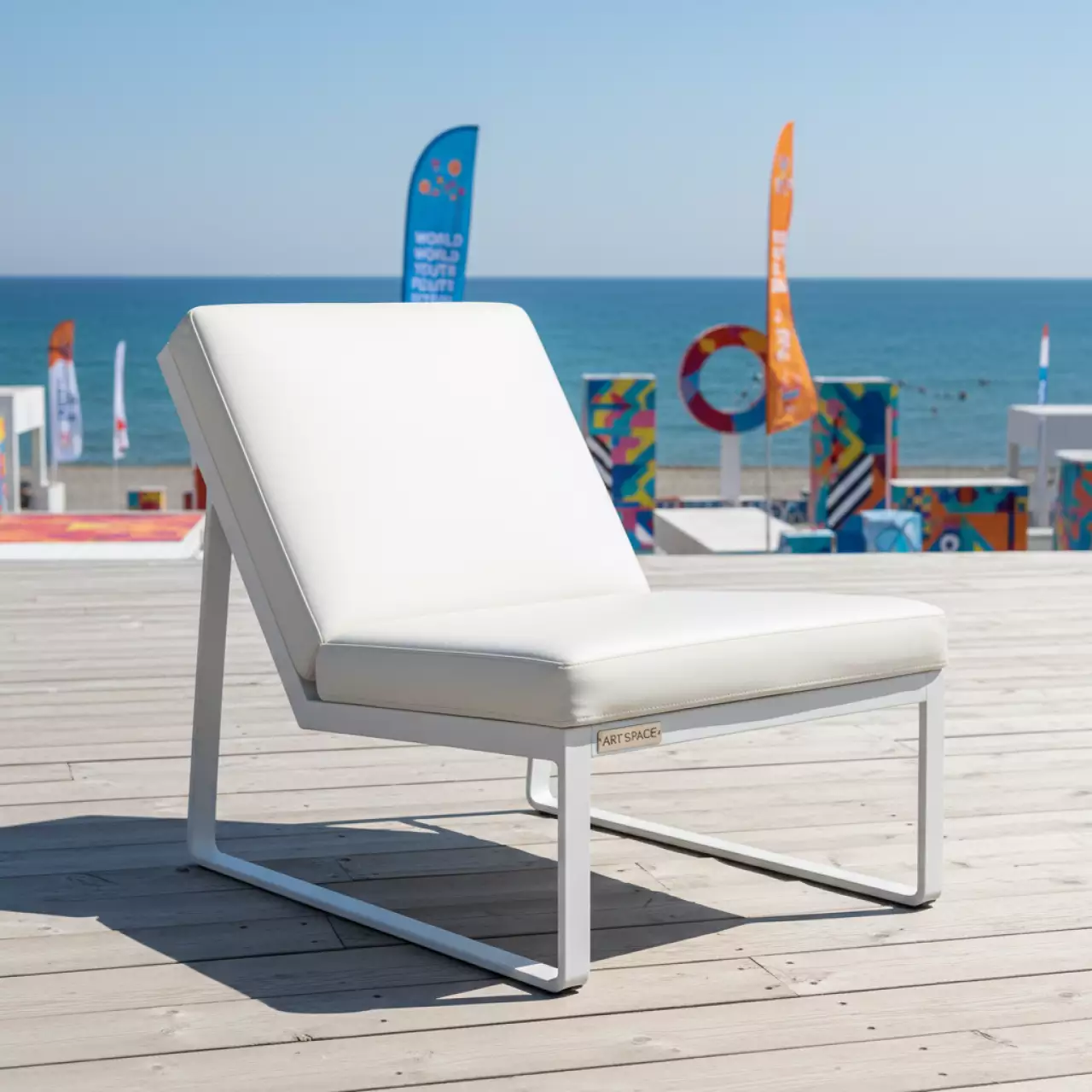 Аренда Стул белый с мягкой обивкой из экокожи Квадро Kvadro на пляже «Маяк» — ART SPACE