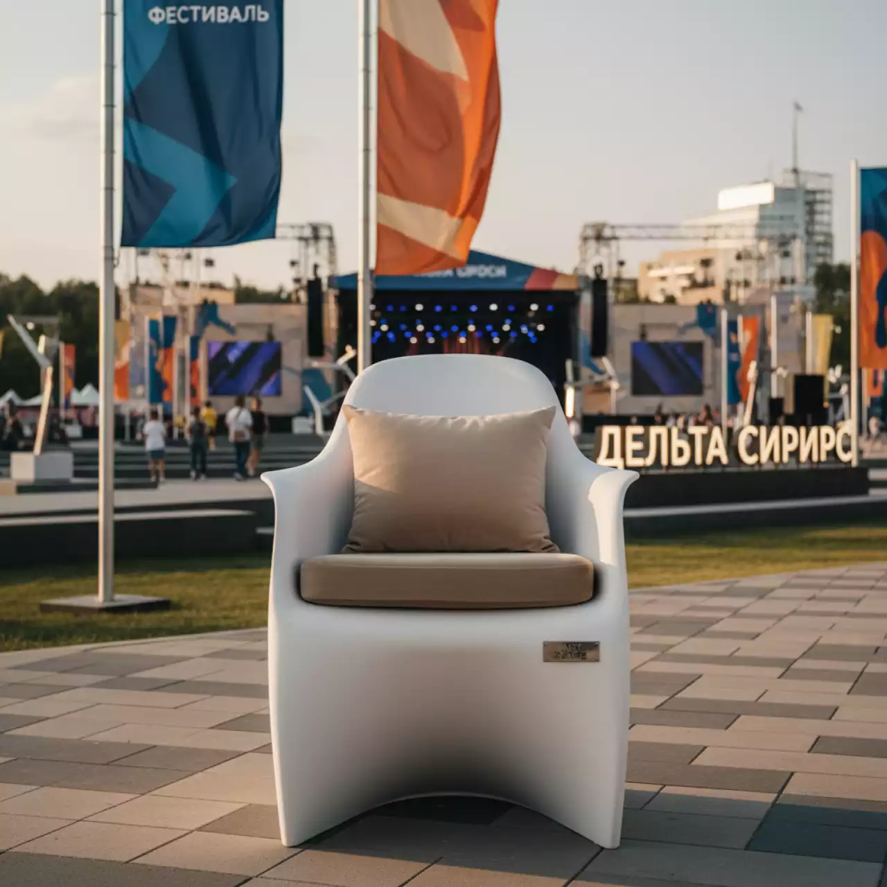 Аренда Стул белый УНИСОН с бежевой бархатной подушкой в Delta Sirius — ART SPACE