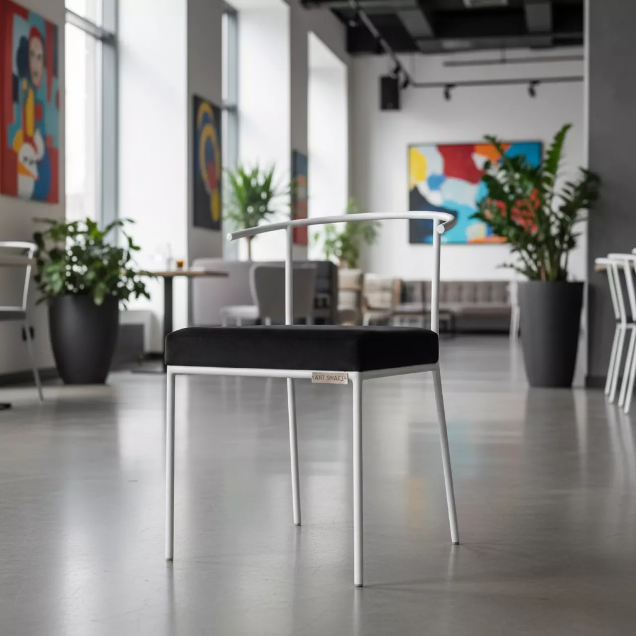 Аренда Стул белый UNISON с черной бархатной подушкой в ресторане «Магадан» — ART SPACE