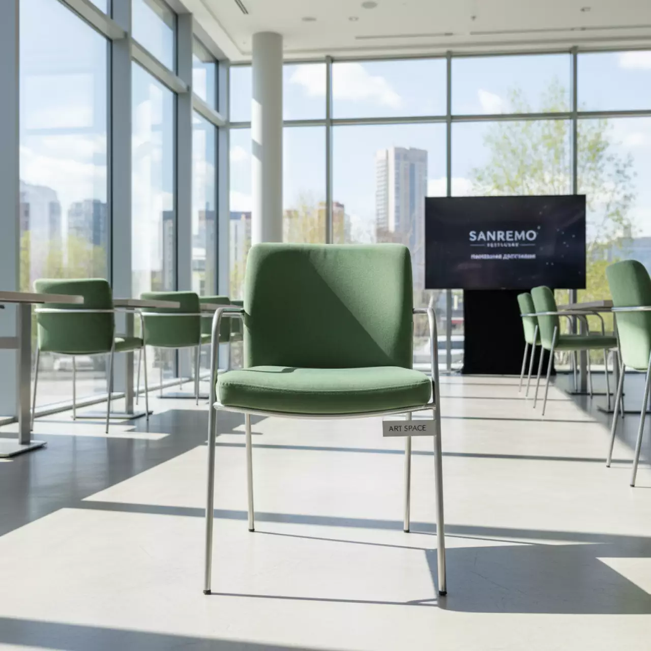 Аренда Стул белый УНИСОН с эвкалиптовой бархатной подушкой в ресторане «Sanremo» — ART SPACE