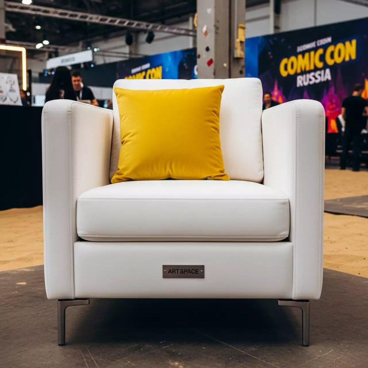 Аренда Стул белый UNISON с лимонной бархатной подушкой на пляже «Мандарин» — ART SPACE