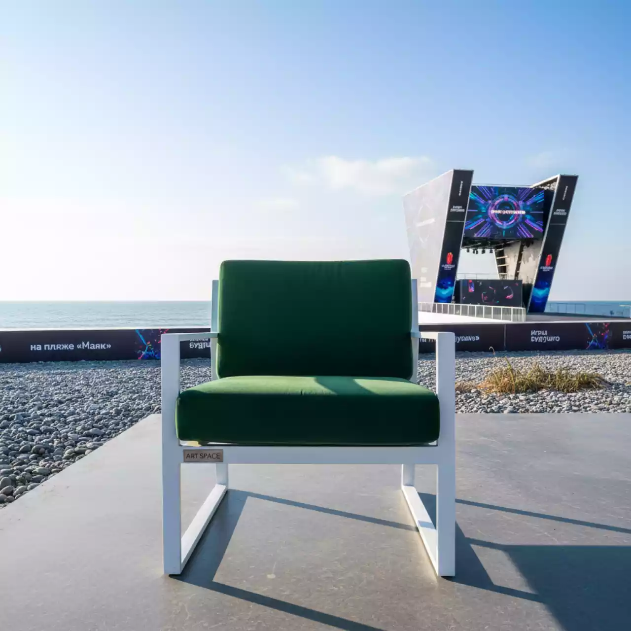Аренда Стул белый UNISON с папоротниковой бархатной подушкой на пляже «Маяк» — ART SPACE