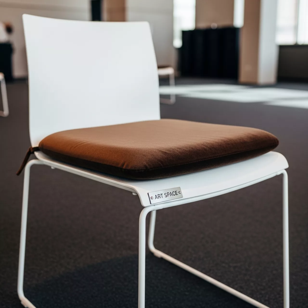 Аренда Стул белый UNISON с шоколадной бархатной подушкой в Green Flow Hotel — ART SPACE