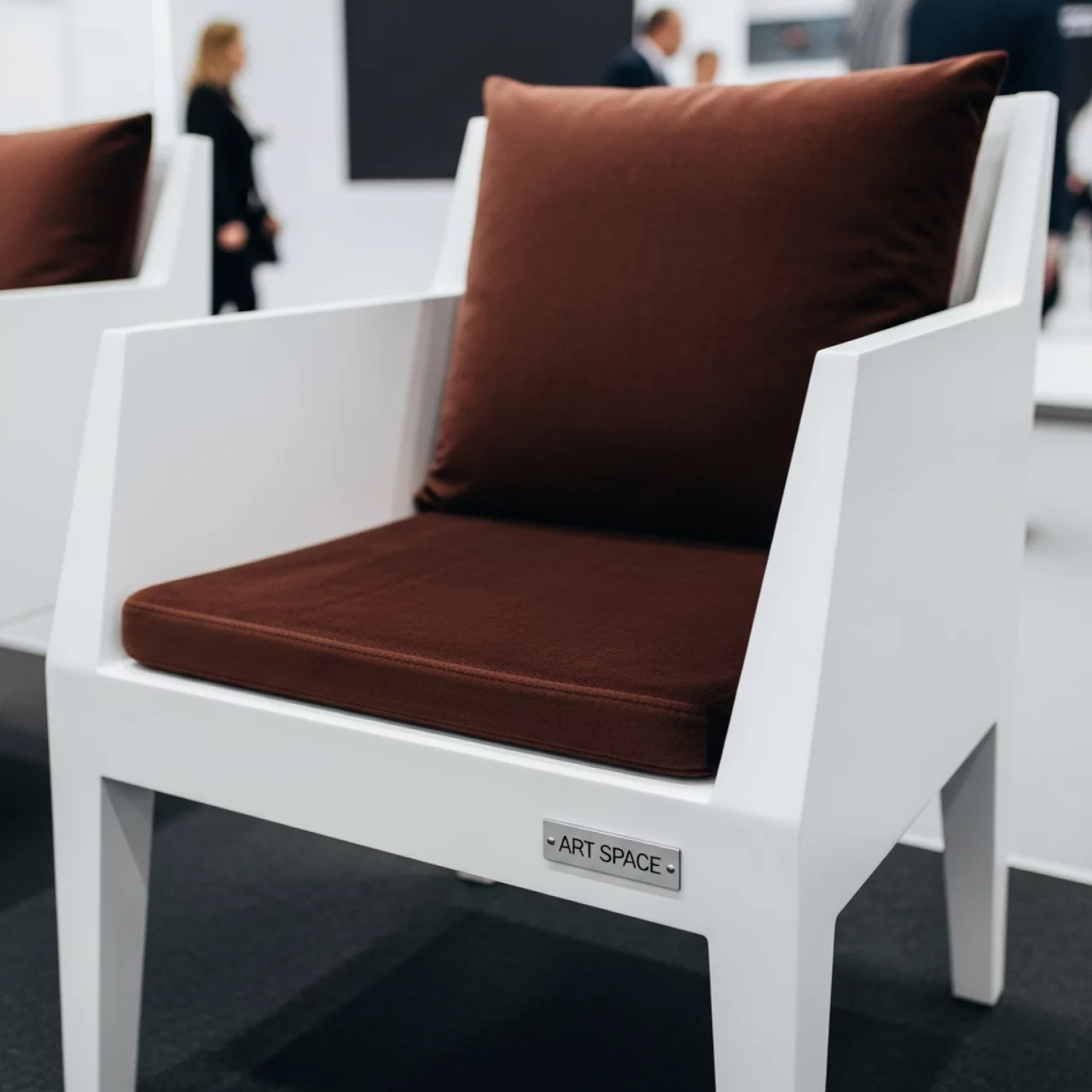 Аренда Стул белый УНИСОН с шоколадной бархатной подушкой в Керлинговом центре «Ледяной куб» — ART SPACE