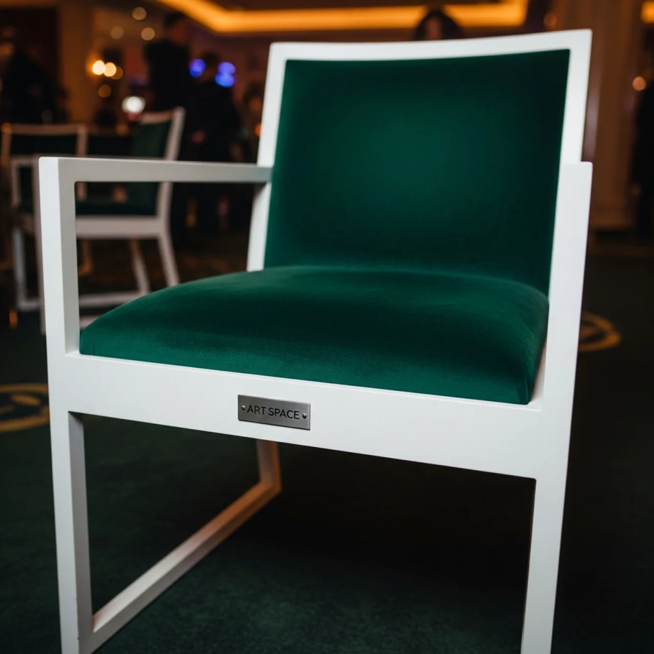 Аренда Стул белый УНИСОН с зеленой бархатной подушкой в казино «Сочи» — ART SPACE