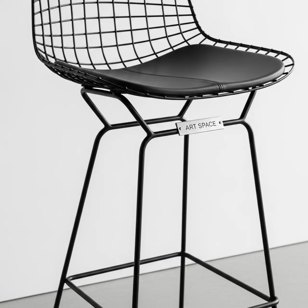 Аренда Стул Bertoia полубарный черный в Bridge Resort — ART SPACE