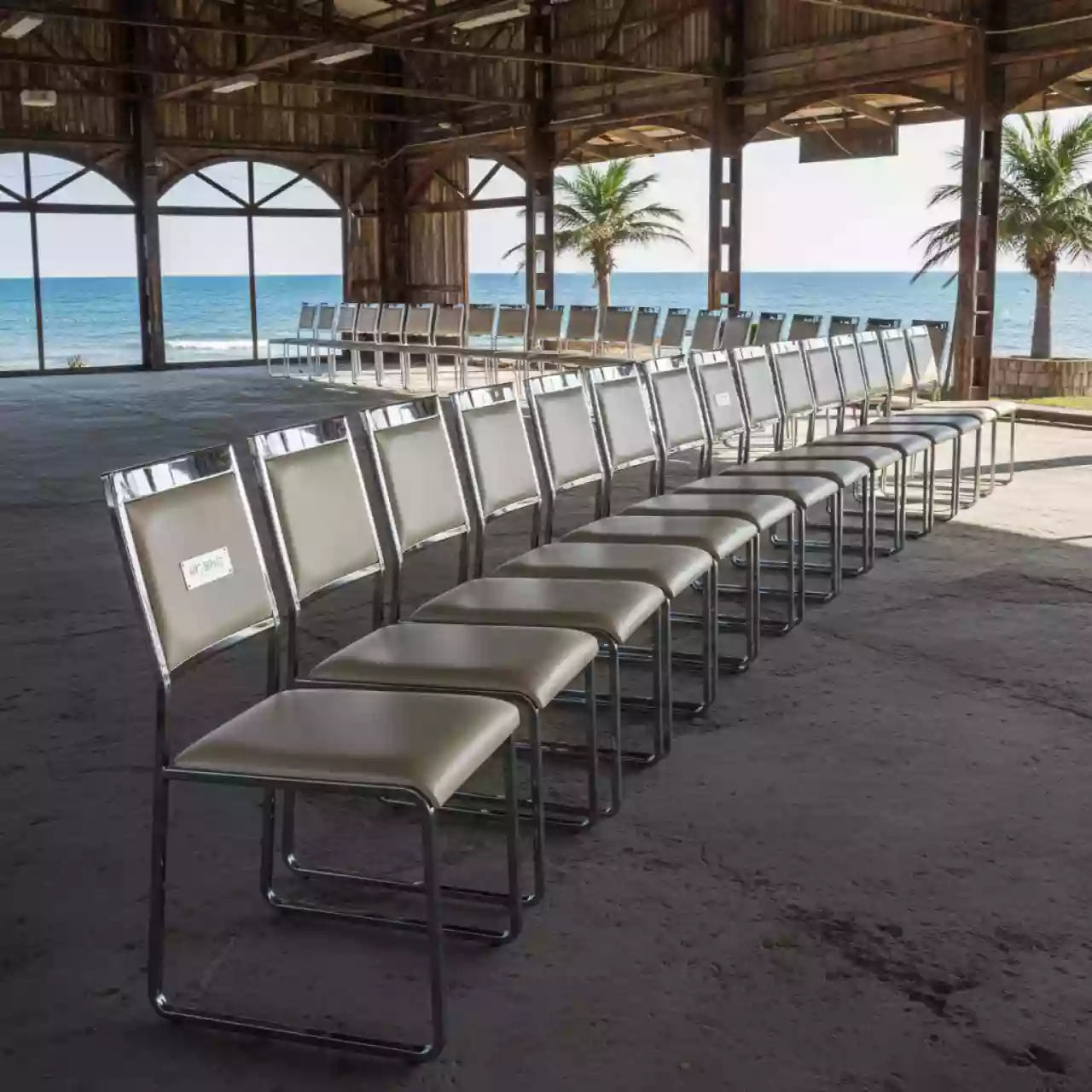 Аренда Стул бежевый экокожа хром ИЗО PL в пляжном комплексе VinoGrad — ART SPACE