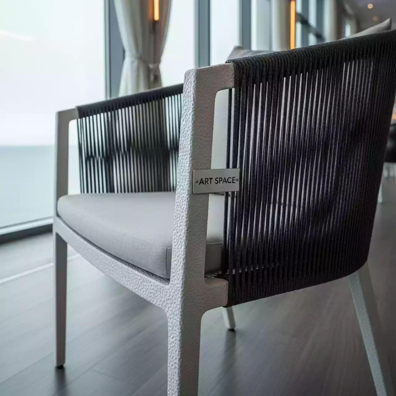 Аренда Стул Бордо плетеный из роупа алюминий белый шагрень темно серая ткань в комплексе Sea Galaxy — ART SPACE