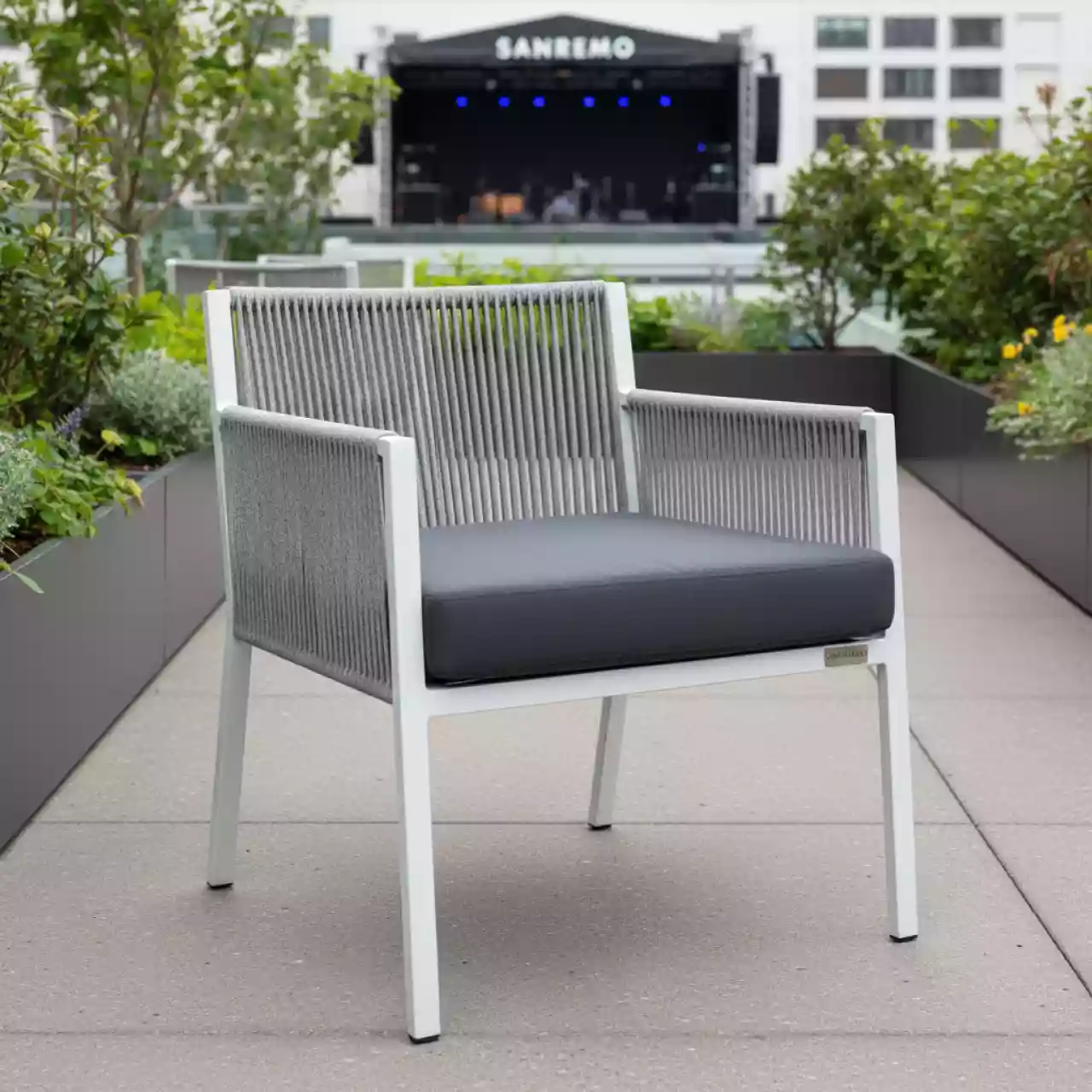 Аренда Стул Бордо плетеный из роупа каркас алюминий белый роуп серый ткань темно серая в ресторане «Sanremo» — ART SPACE