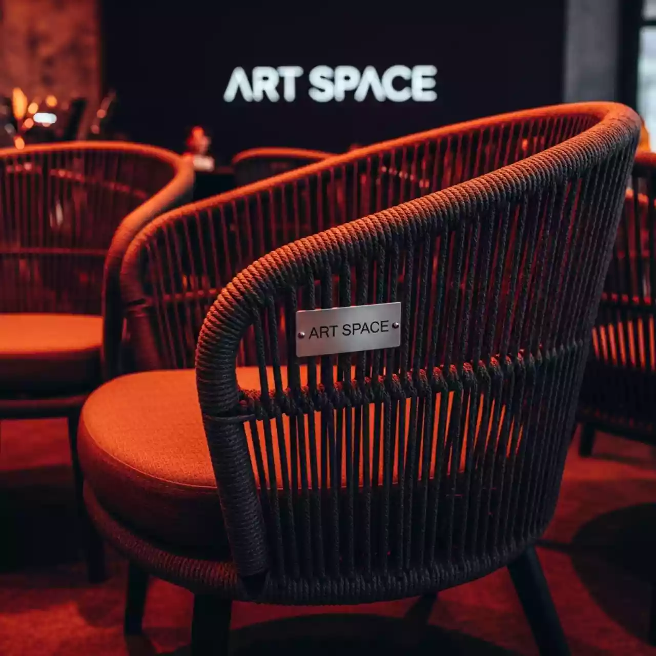 Аренда Стул Бордо плетеный из роупа темно серый круглый ткань в казино «Сочи» — ART SPACE