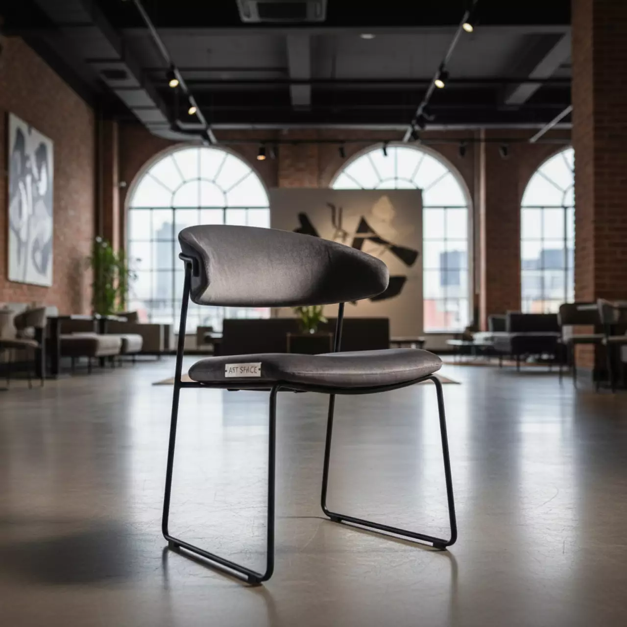 Аренда Стул Бринтелликс с мягкой спинкой титан серый в ресторане «Магеллан» — ART SPACE