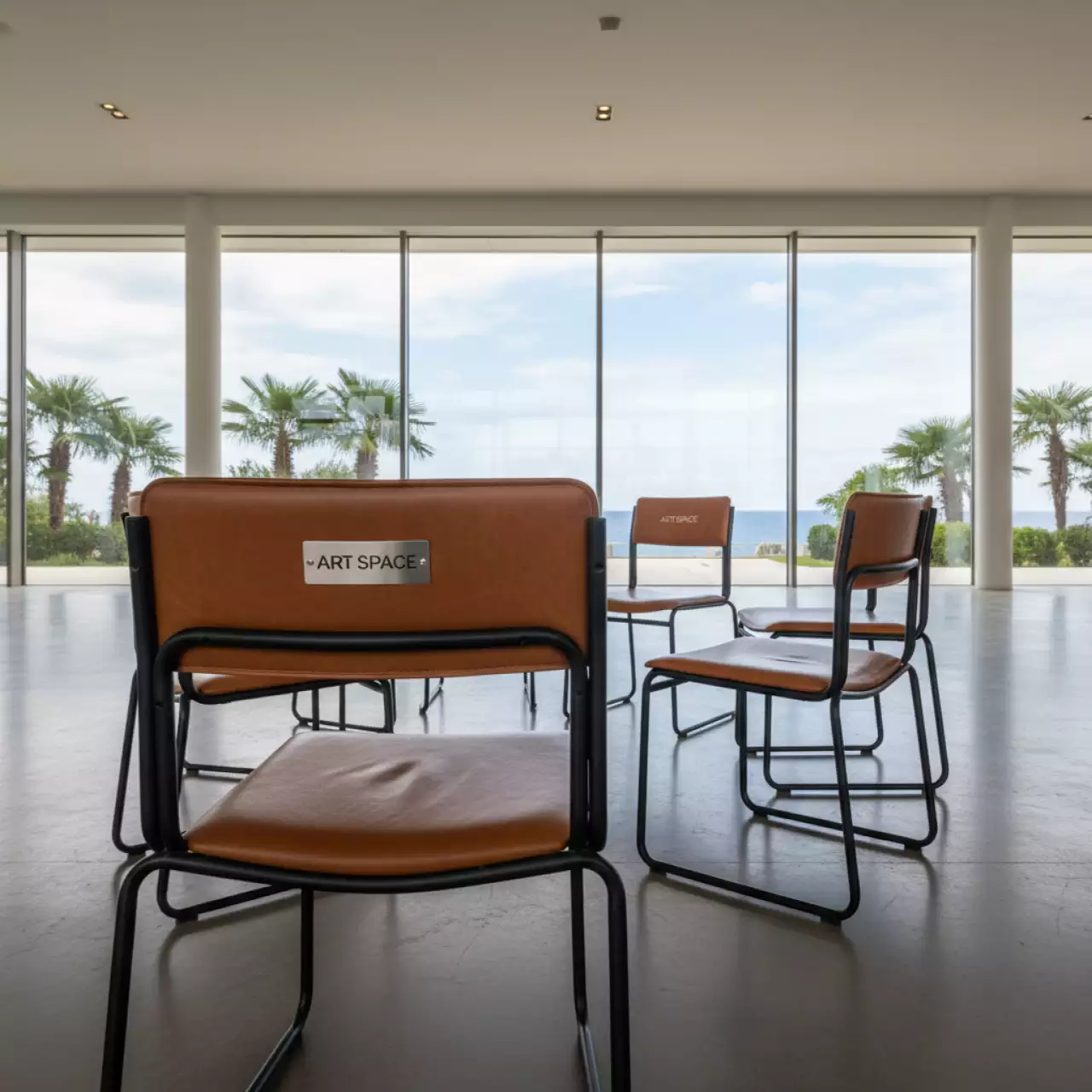 Аренда Стул черный экокожа коричневая Tolix Soft в Radisson Collection Paradise — ART SPACE