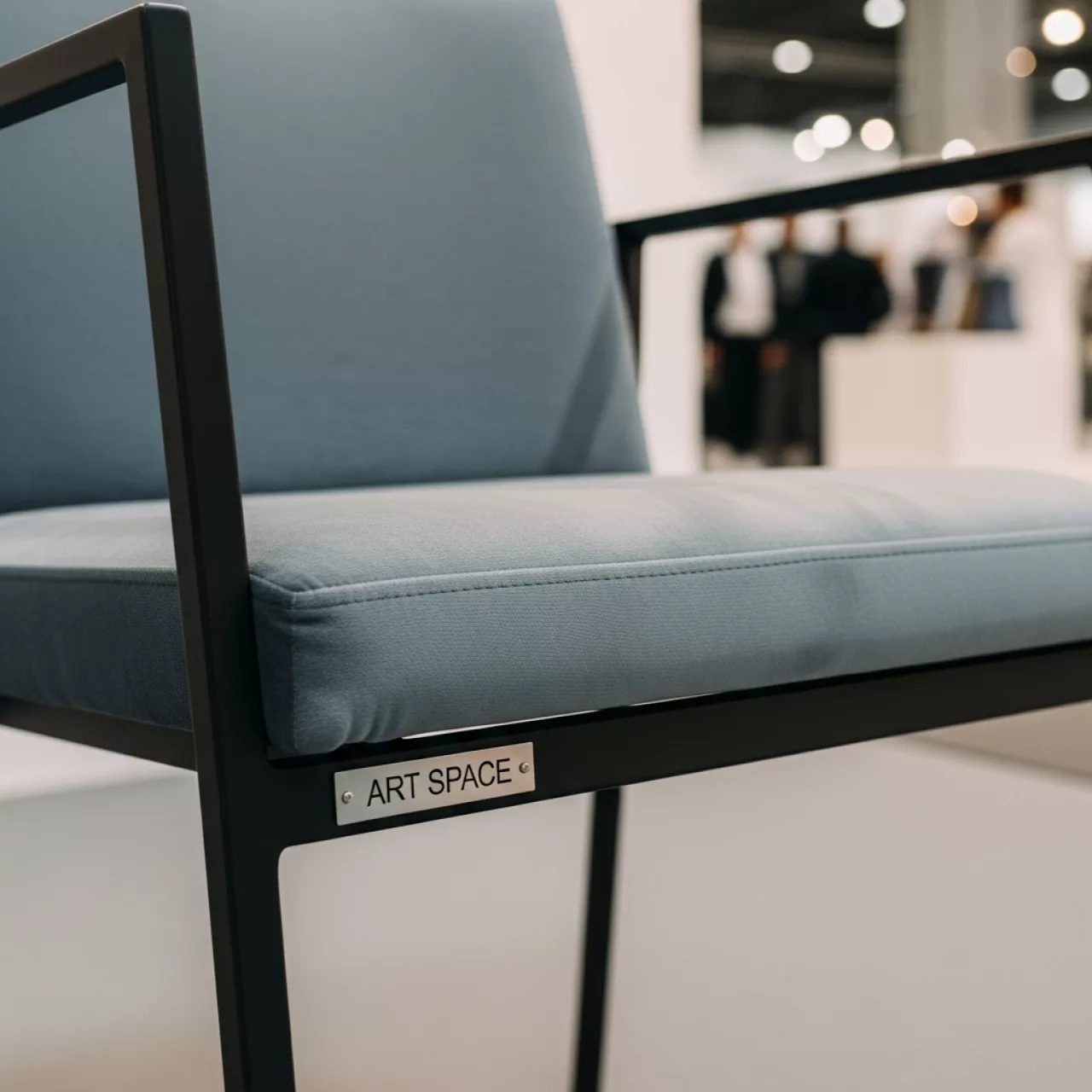 Аренда Стул черный с серо голубой бархатной подушкой УНИСОН в санатории «Октябрьский» — ART SPACE