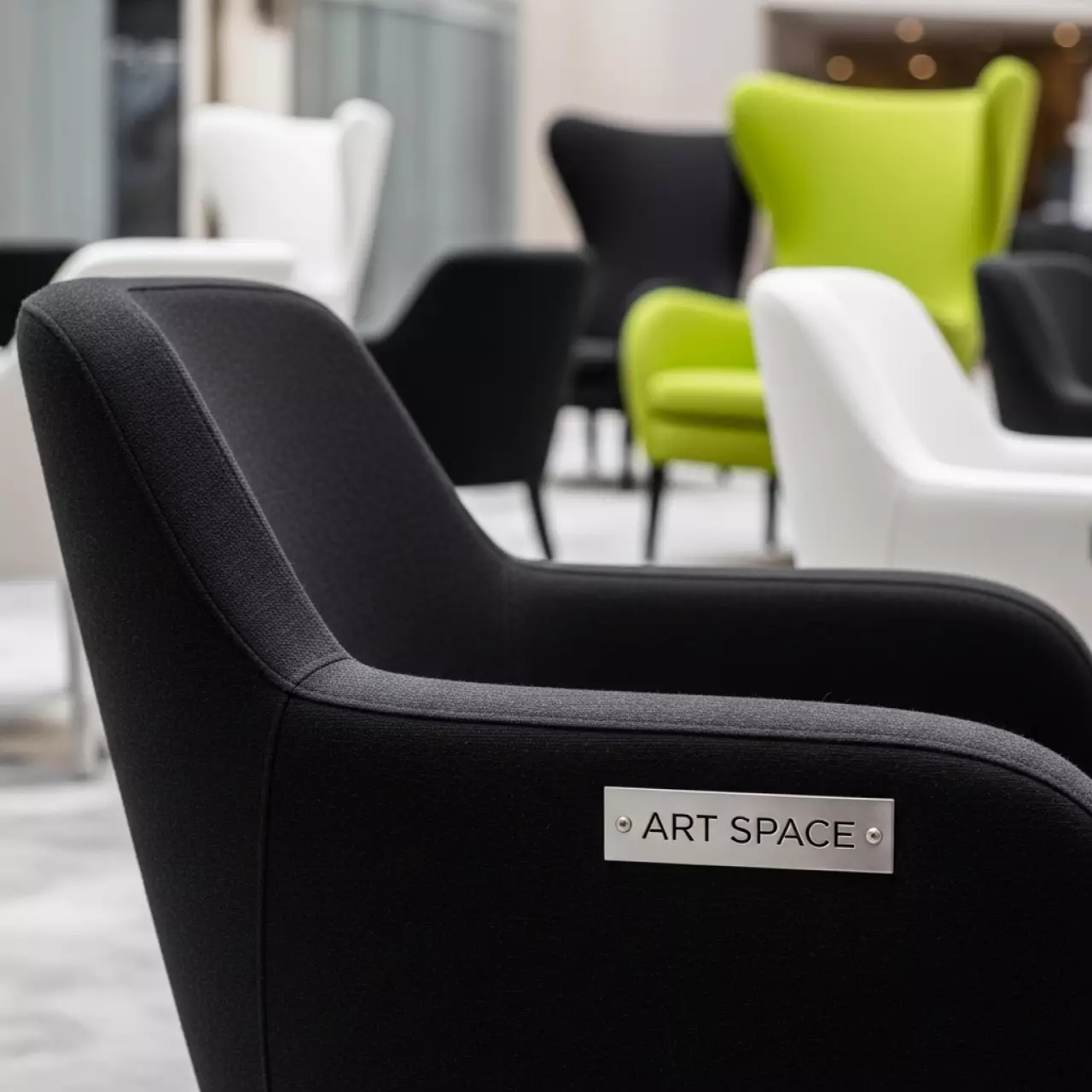 Аренда Стул черный салатовый или белый Эрд в Radisson Collection Paradise — ART SPACE