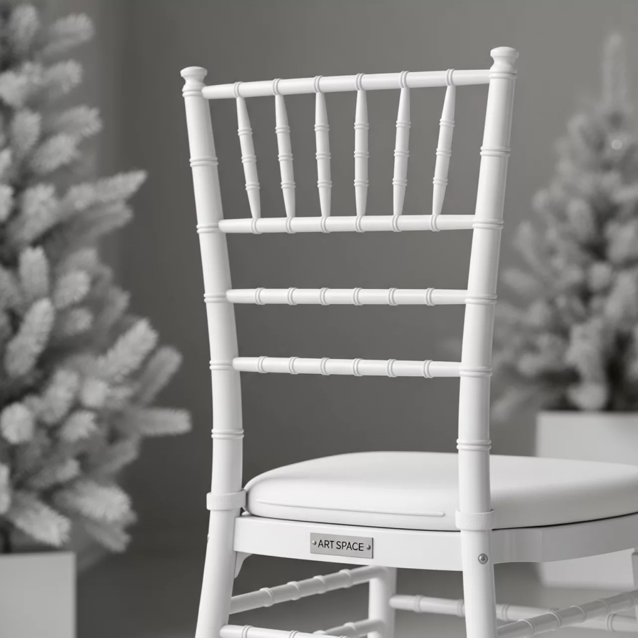 Аренда Стул Chiavari белый с мягким сиденьем в Pullman Sochi Centre — ART SPACE